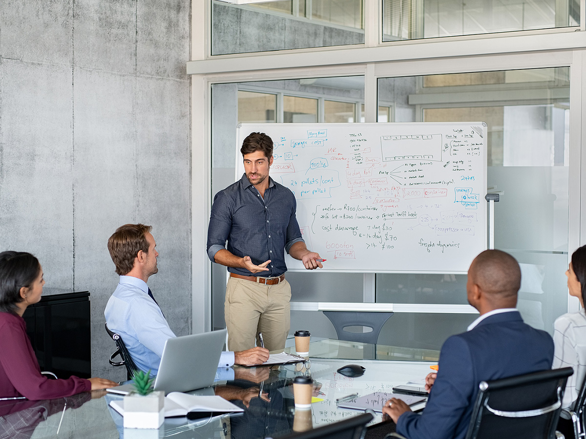 manager-presenting-strategy