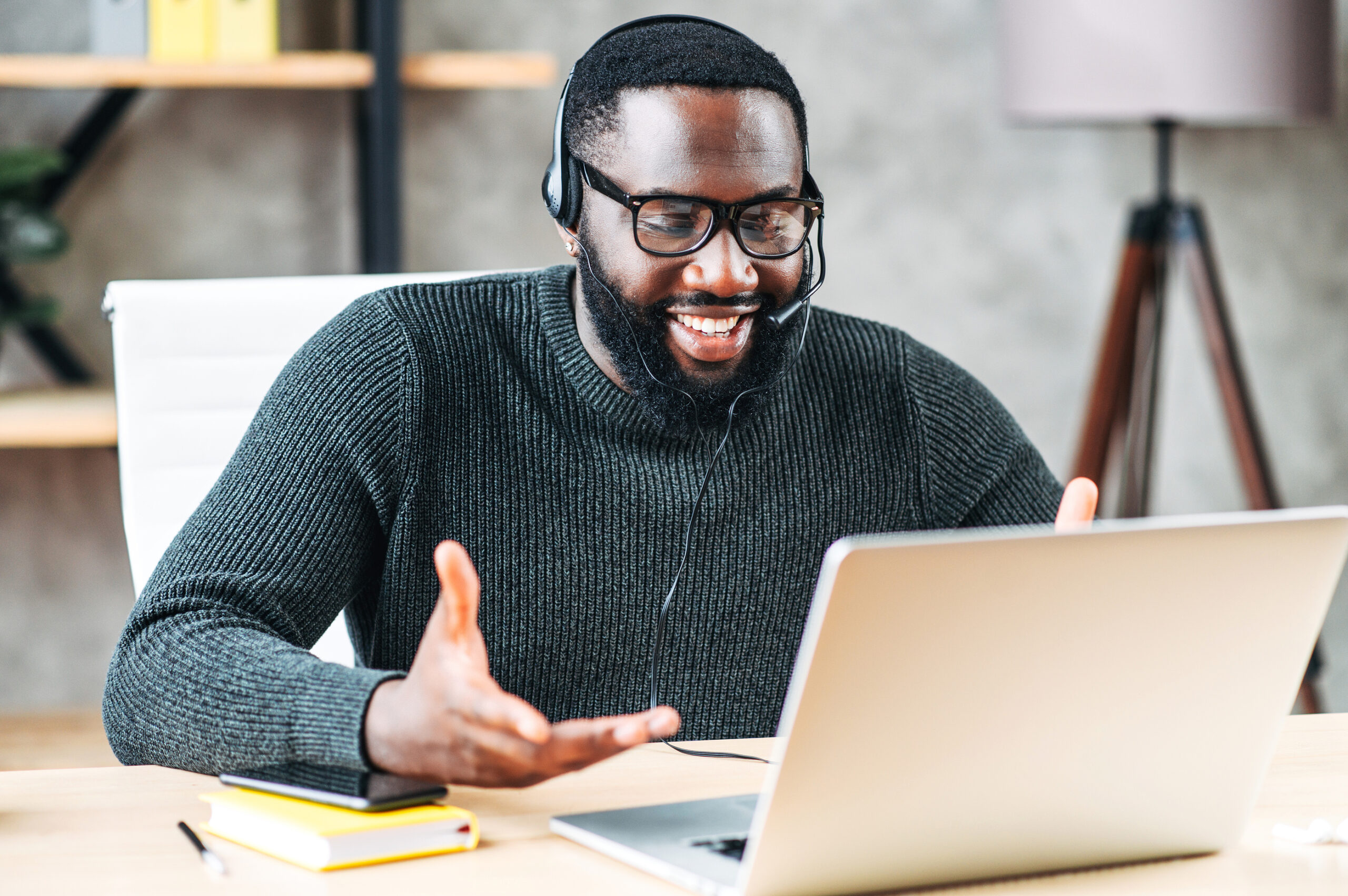 Confident-salesperson-at-his-desk