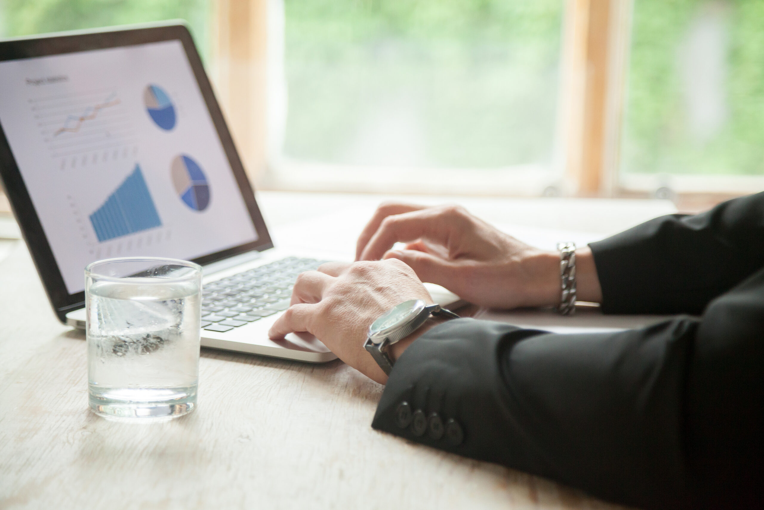 Salesmanager checking pipeline data