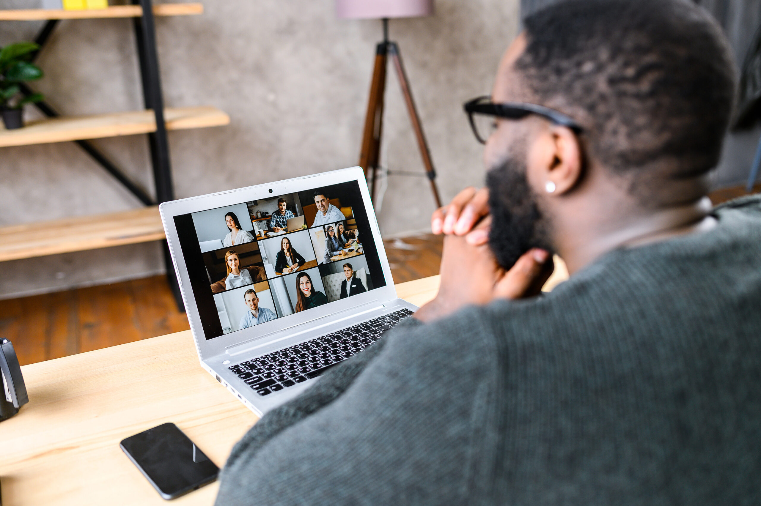 Salesperson-Virtual-meetin