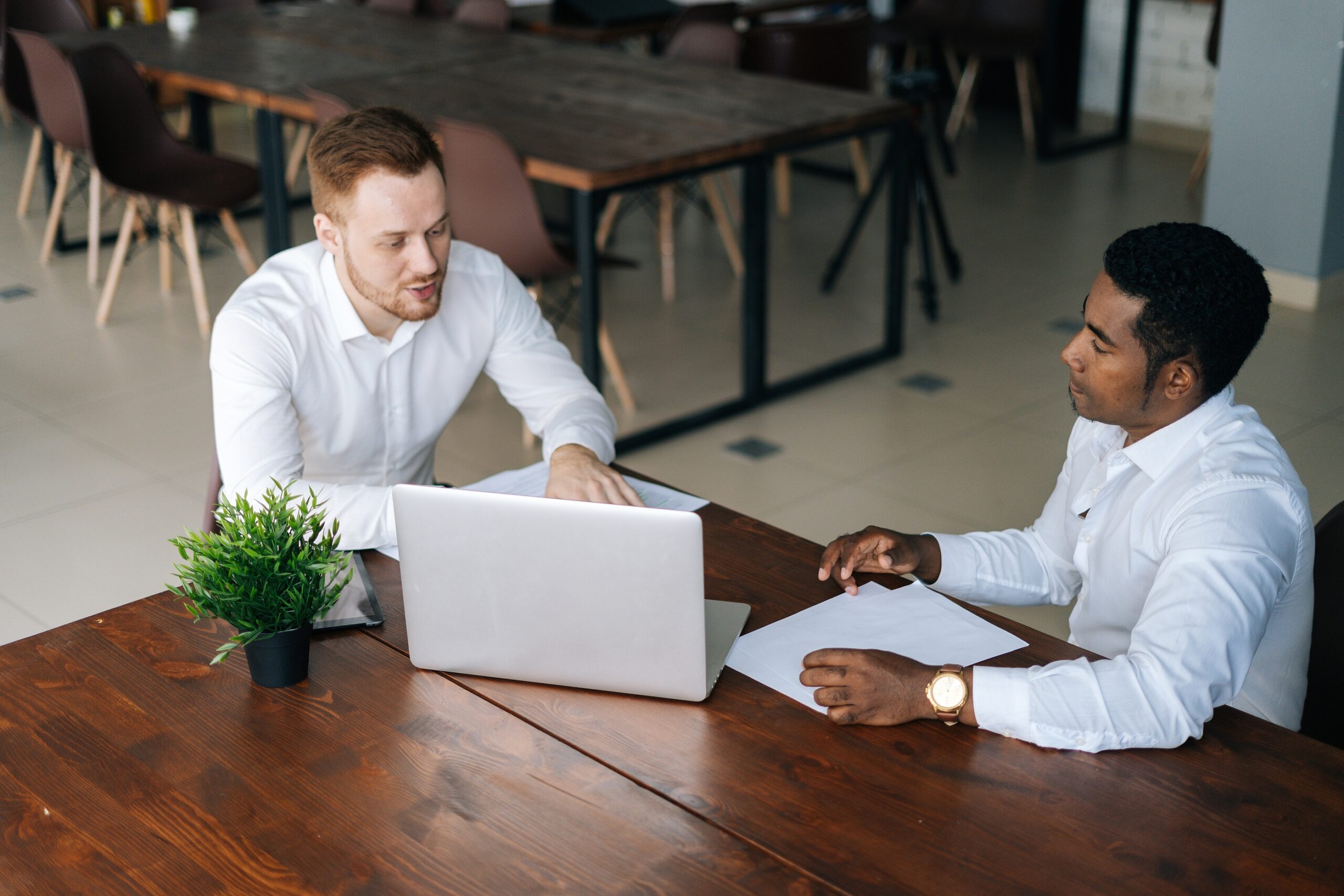 Two-professionals-have-a-sales-conversation